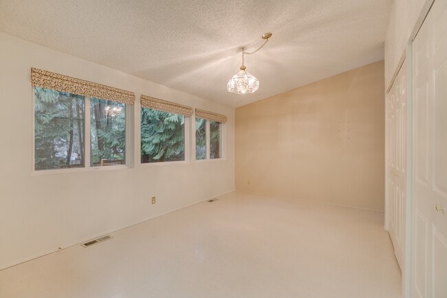 Building Photo - Beautiful 4 bedroom house with large backyard for rent in Sammamish!