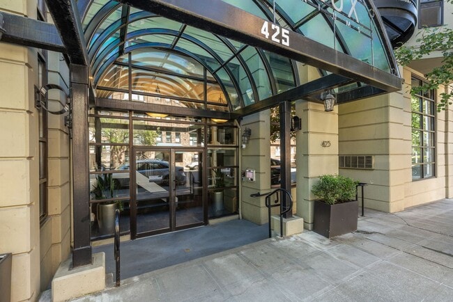 Building Photo - 425 Vine St