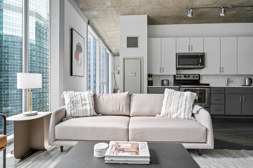 Building Photo - 215 W Lake St