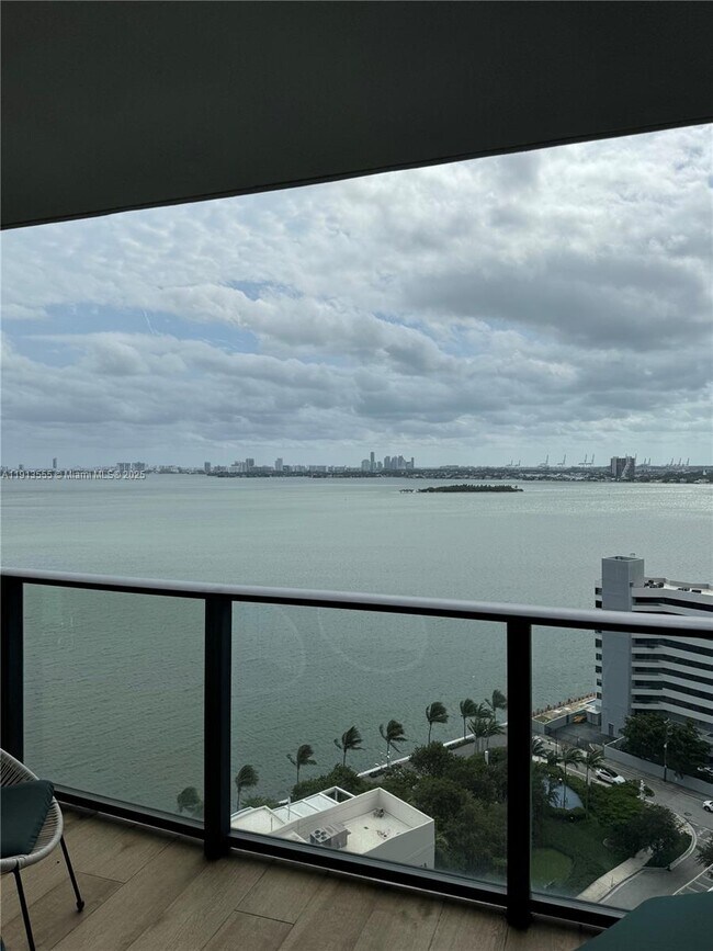 Building Photo - 650 NE 32nd St