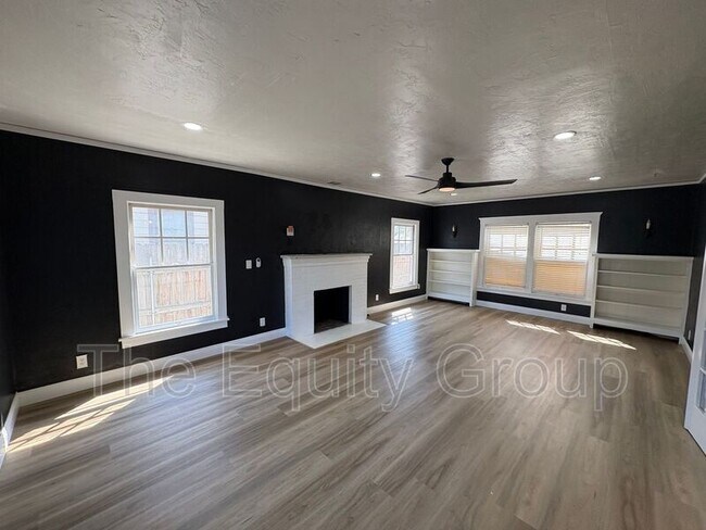 Building Photo - 209 E 11th St