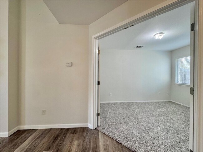 Building Photo - 916 Gentry Dr