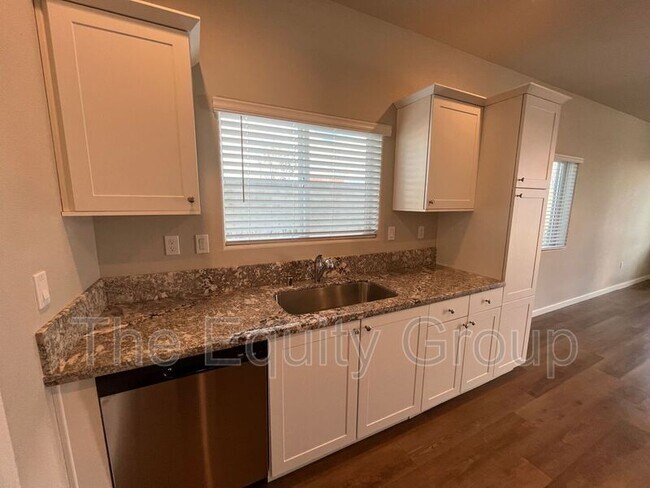 Building Photo - 418 S Summit St