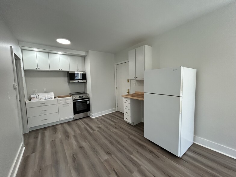 New kitchen just waiting for new quartz countertop to be installed - 323 Water St