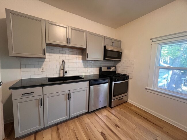 Building Photo - 845 Capen St NE