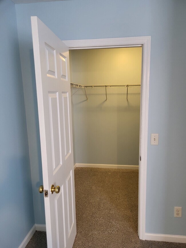 Building Photo - "Charming 2-Bedroom Townhouse on Skillmast...