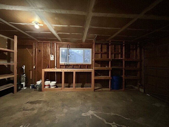 Building Photo - Timeless 5 Bed, 2.5 Bath Home - SW Beaverton