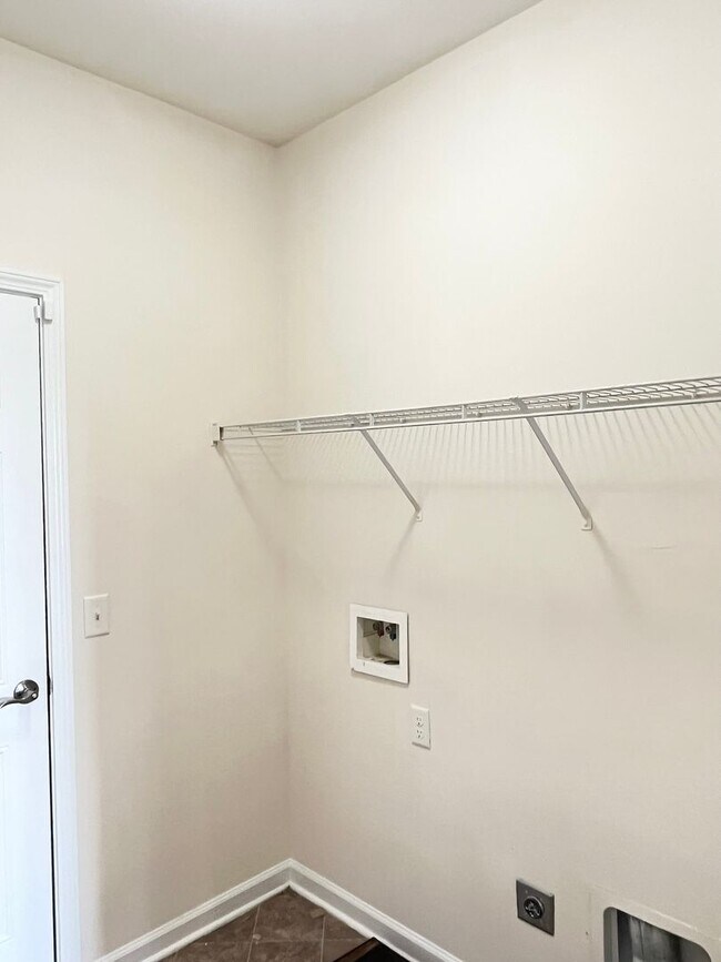 Building Photo - 3 Bedroom, 1 bath, with fenced in backyard...