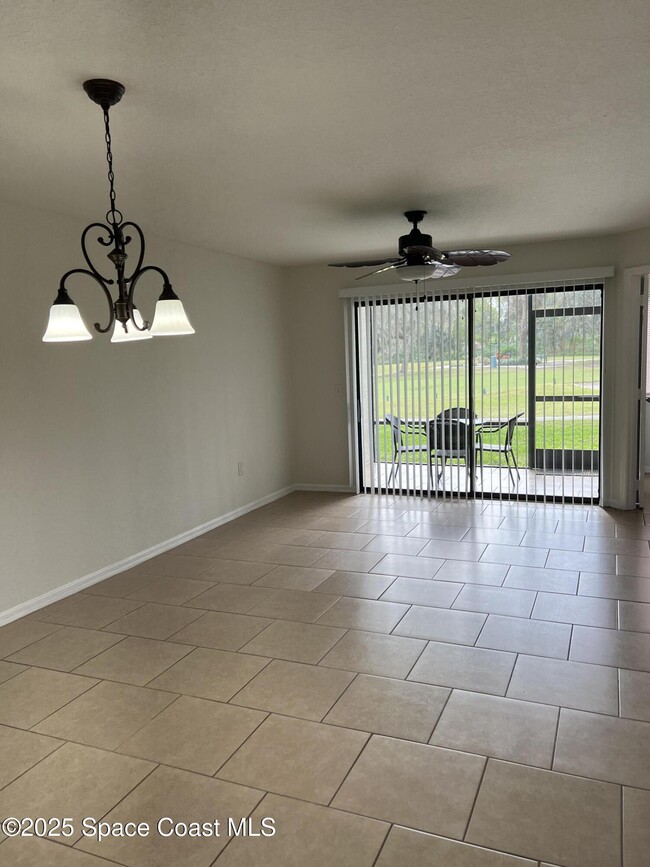 Building Photo - 1233 Country Club Dr