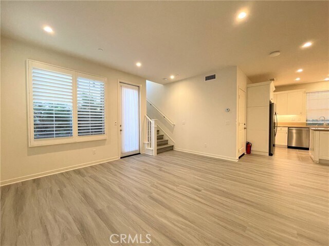 Building Photo - 119 Messenger