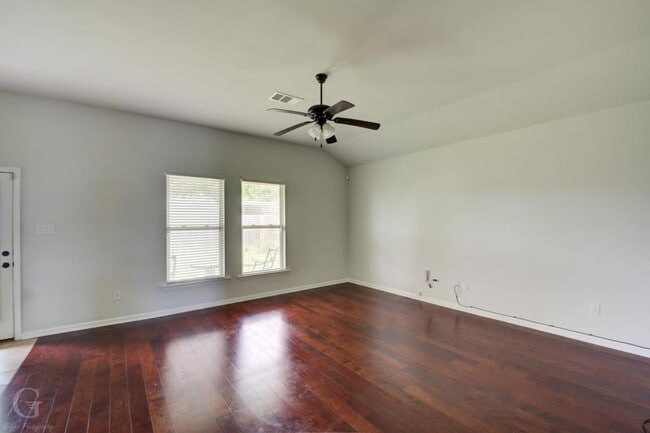 Building Photo - 1130