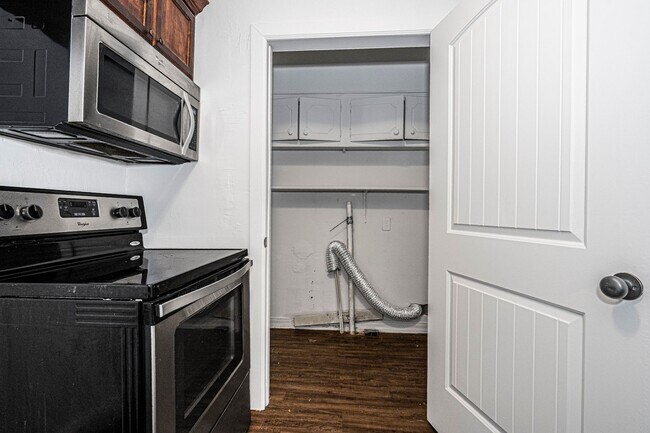 Building Photo - 2 Bed/1 Bath Home Near OCU!