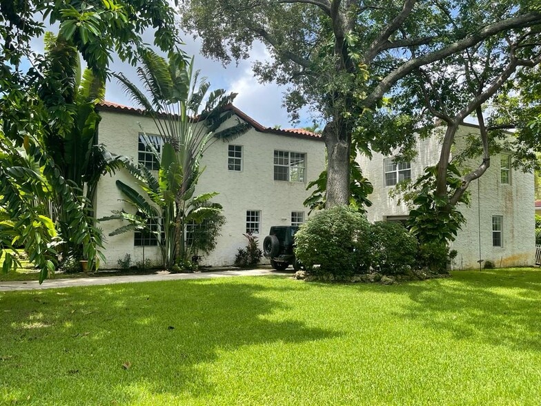 Building Photo - 900 El Rado St