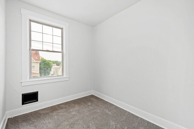 Building Photo - SCORE 1ST MONTH'S RENT FREE IF SIGNED BY AUGUST 7! Spectacular 3 bedroom home in Carrick availabl...