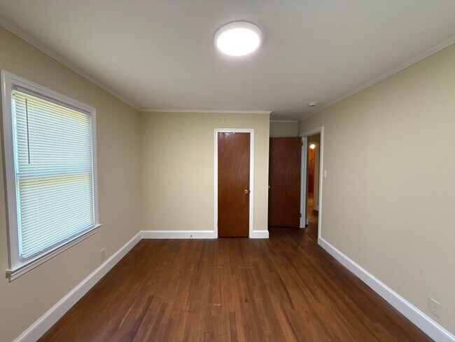 Building Photo - 3-bedroom, 1-bath Brick Home