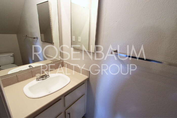 Building Photo - 410 E 9th Ave