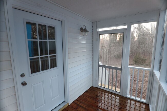 Building Photo - Renovated 2 Bedroom, 2 Bathroom Home in Hi...