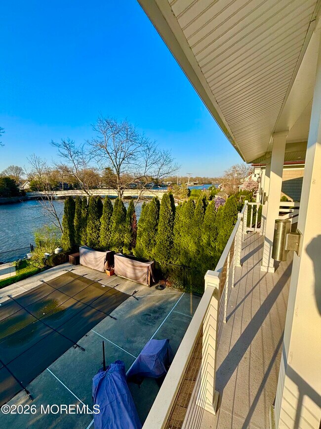 Building Photo - 1305 Locust Dr