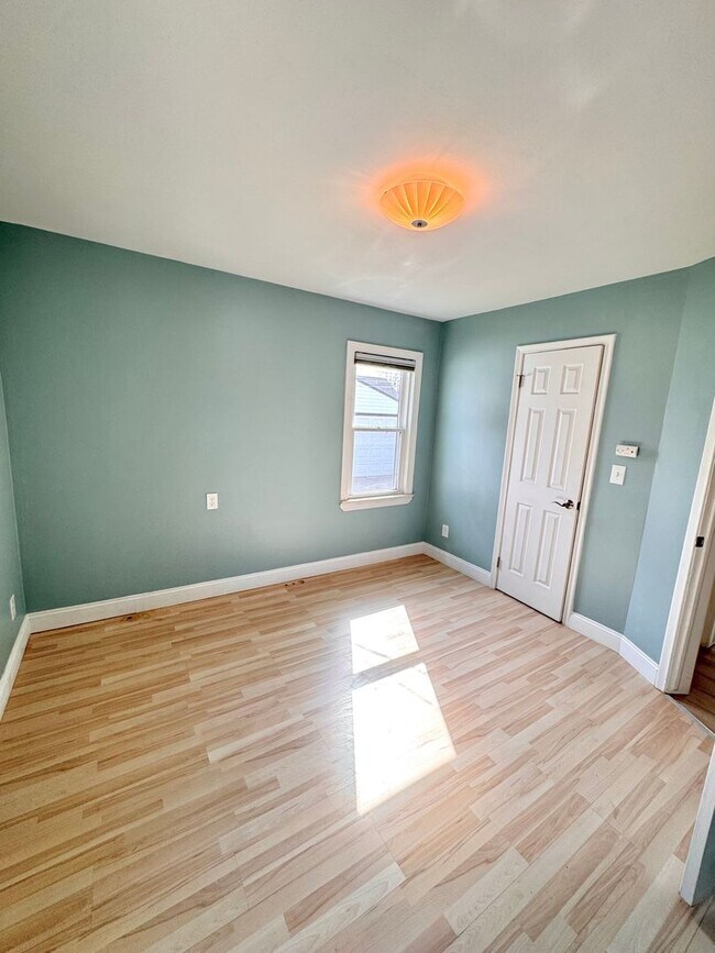 Building Photo - Spacious 5-Bedroom Home in Prime Royal Oak Location – $2,900/month
