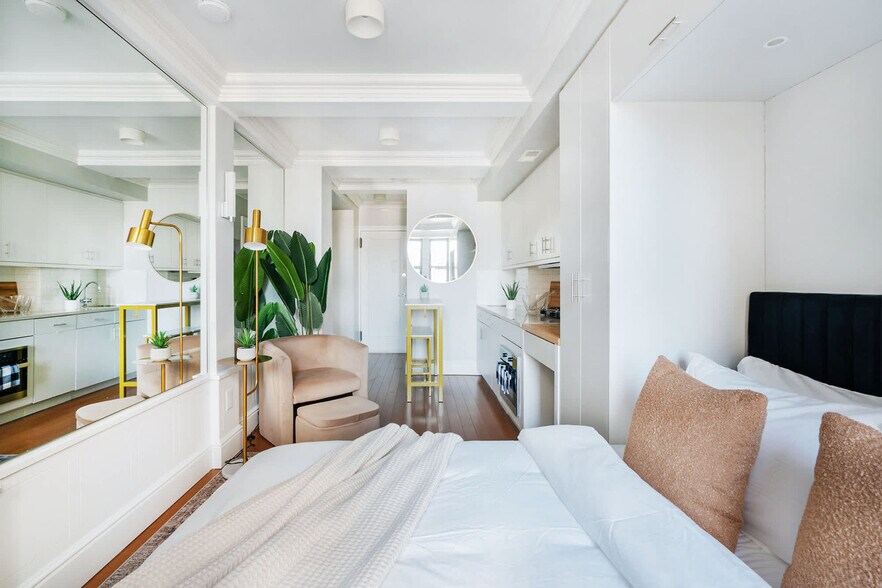 Building Photo - 240 W 73rd St