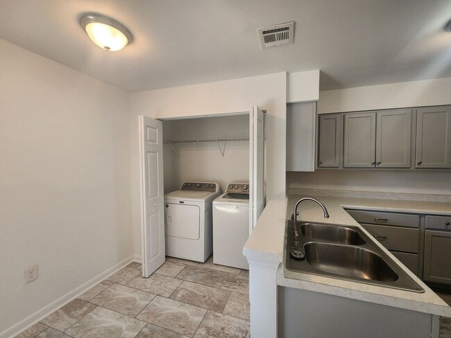 Building Photo - 2 Bedroom Condo near Hickory Grove