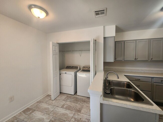 Building Photo - 4900 Spring Lake Dr
