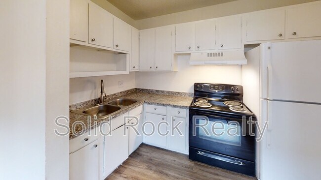 Building Photo - 1411 S Corona Ave