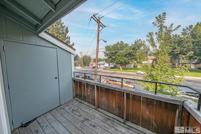 Balcony w/Storage Closet - 4606 Neil Rd