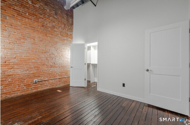 Building Photo - 424 Main St