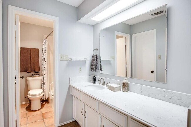 Building Photo - Charming Townhome on a Quiet Cul-de-Sac