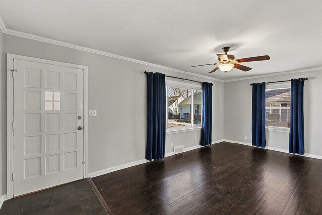 Building Photo - Remodeled 2 Bedroom 1.5 Bath - Overland Park