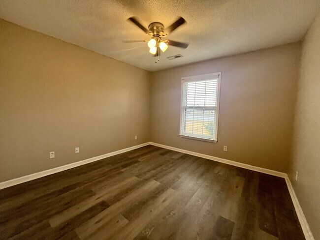 Building Photo - 220 Austinville Rd SW