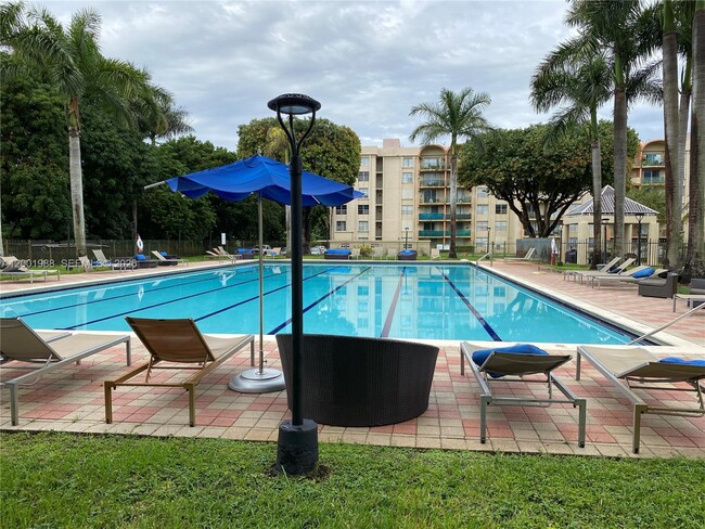 Building Photo - 9320 Fontainebleau Blvd