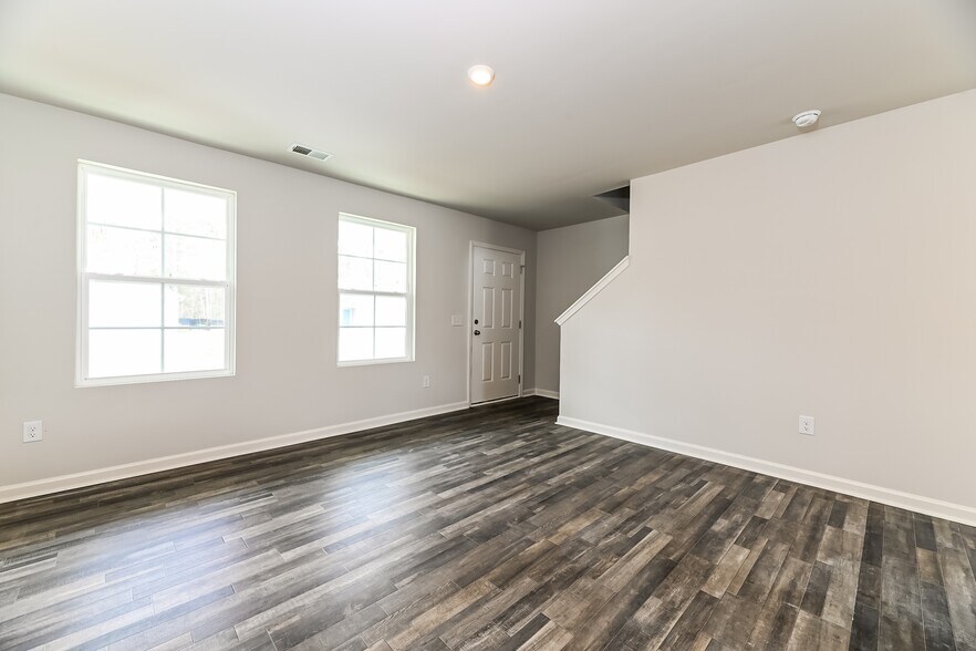 Building Photo - 723 Ruston Dr SE