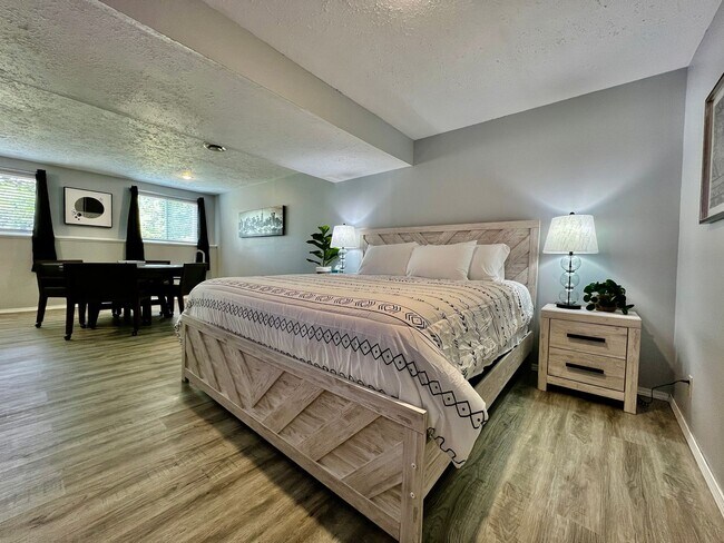 Building Photo - 6631 Pin Oak Ct