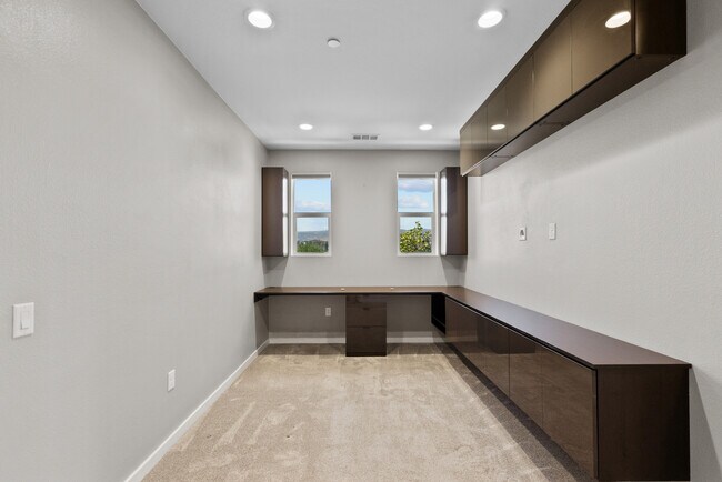 Building Photo - 105 Red Brick Dr