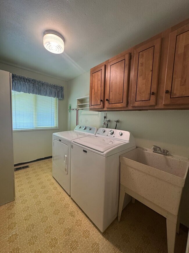 Building Photo - 3 bed 2 bath house with 2 car garage in great area!