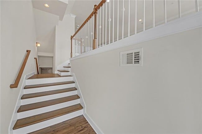 Building Photo - 860 Stonehill Ln