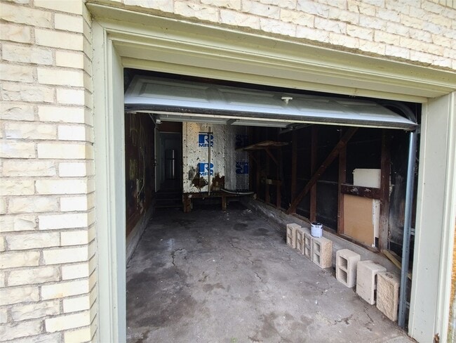 Building Photo - 2414 Wilton Ave