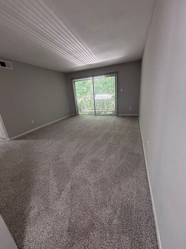 Building Photo - Spacious One Bedroom Available. Close to University and Downtown Area.