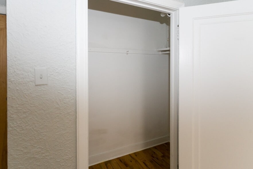 Building Photo - 562 W Arlington Pl