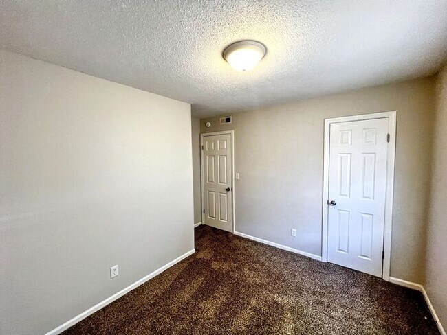 Building Photo - 5935 Shane Cir
