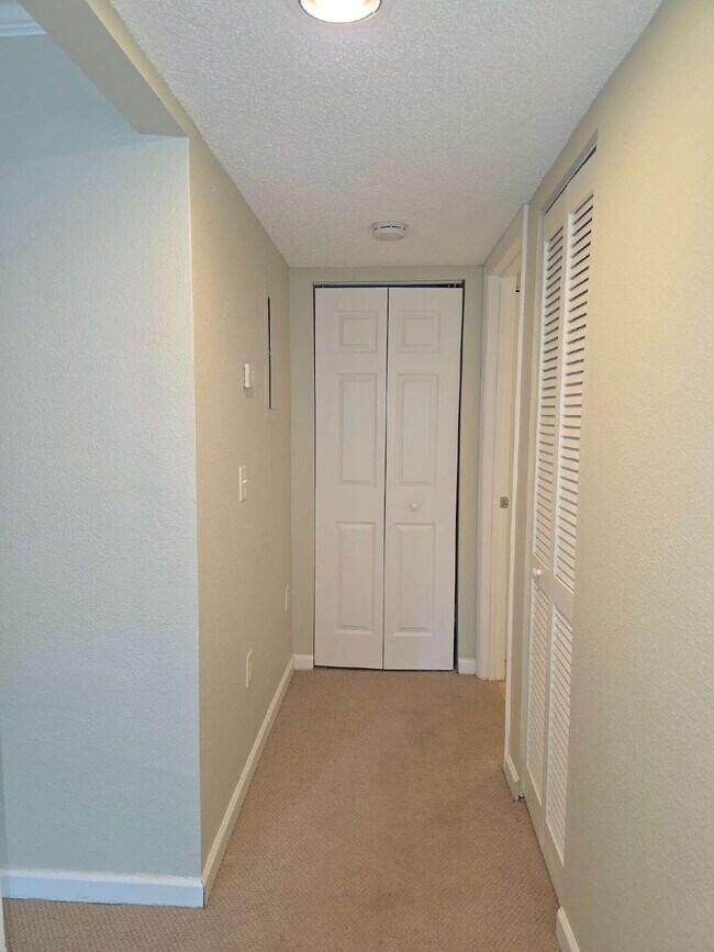 Building Photo - 1 bedroom condo in The Fountains at Countr...