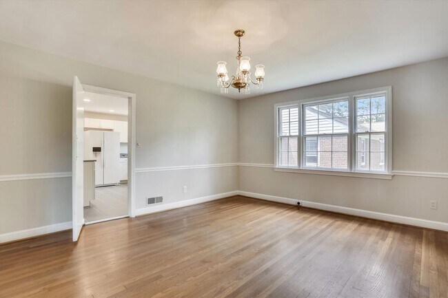Building Photo - One Level Living -- 5bed / 3bath - Chevy Chase