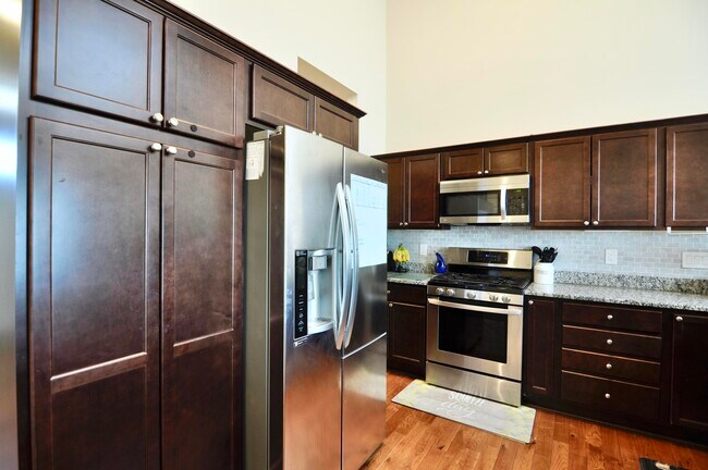 Building Photo - 4481 Bridgeview Ln
