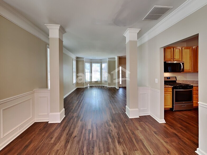 Building Photo - 2923 Villa Lake Dr