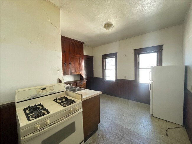 Building Photo - 250 E 9th St