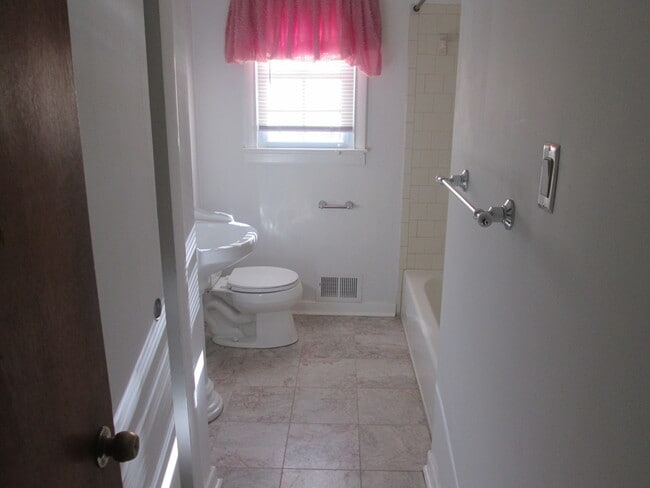 Building Photo - Three Bedroom Highland Springs Home. Large...
