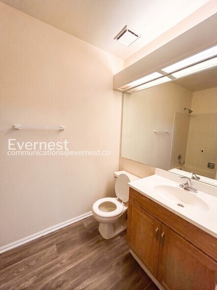 Building Photo - 2702 Dickens Dr