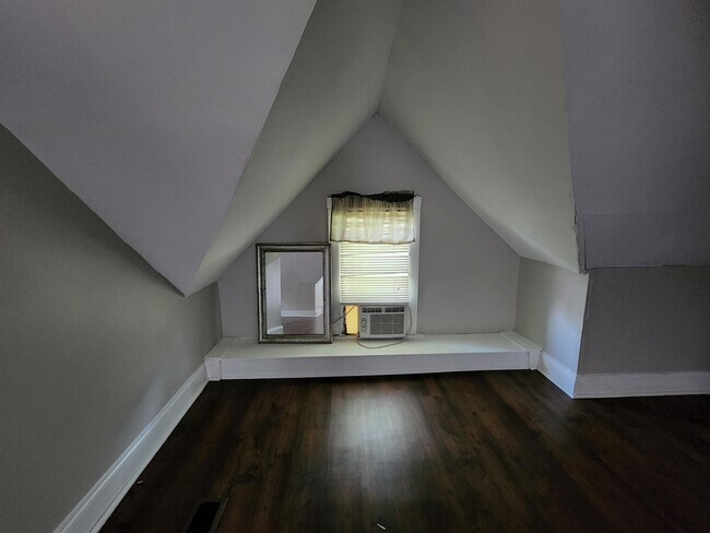 Building Photo - 1612 W 48th St